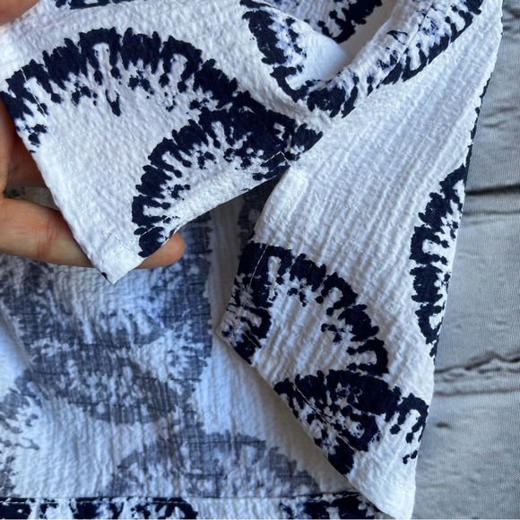 JM Collection XS Blouse Top Blue & White Sleeve Cut Outs NEW
New without tags - Picture 8 of 11